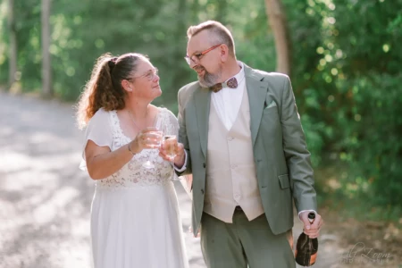 Couple de mariés trinquant avec des coupes de champagne en forêt - Photographe mariage Suisse Normande Couple de mariés trinquant avec des coupes de champagne en forêt - Photographe mariage Suisse Normande