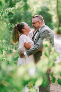 Jeunes mariés s'enlaçant tendrement dans un sous-bois verdoyant - Photographe mariage Falaise Jeunes mariés s'enlaçant tendrement dans un sous-bois verdoyant - Photographe mariage Falaise