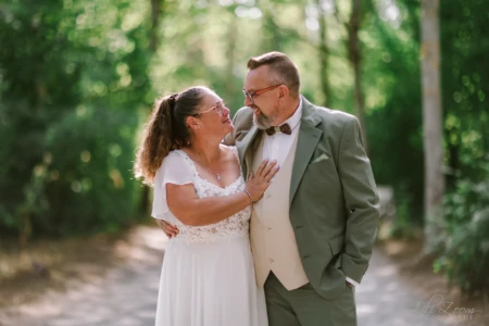 Couple de mariés se regardant avec tendresse dans un sous-bois - Photographe mariage Honfleur Couple de mariés se regardant avec tendresse dans un sous-bois - Photographe mariage Honfleur