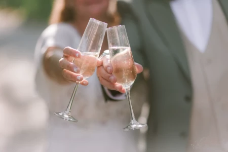 Jeunes mariés trinquant avec des coupes de champagne - Photographe mariage Calvados Jeunes mariés trinquant avec des coupes de champagne - Photographe mariage Calvados