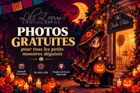 Affiche d’Halloween annonçant des photos gratuites pour enfants déguisés. Affiche colorée sur le thème d’Halloween avec un grand texte « PHOTOS GRATUITES », des citrouilles sculptées, des bougies, des fleurs orange et un décor nocturne. À droite, une illustration d’enfant déguisé en tenue de sorcière tenant une lanterne citrouille, à côté d’un chat noir et d’une vitrine éclairée.
